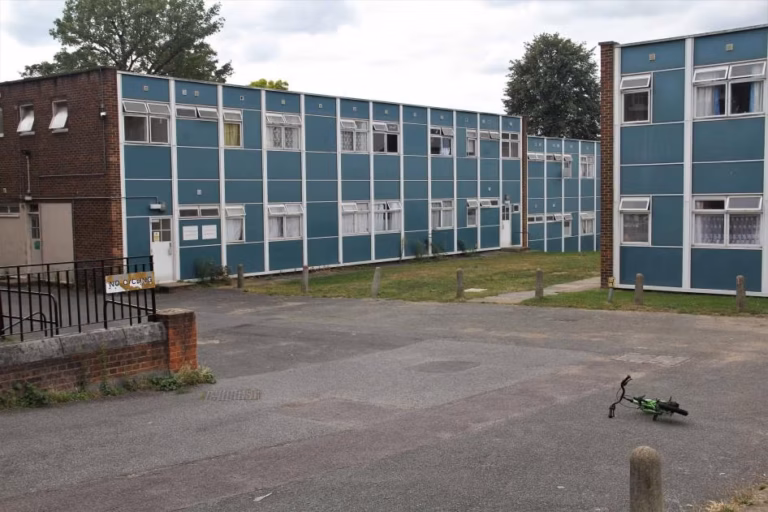 Affordable Temporary Housing for Immigrants in the UK (Beyond Airbnb): Real Options, Costs & Safe Tips